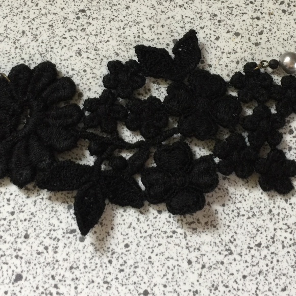 Choker with lace pendant - Picture 1 of 4